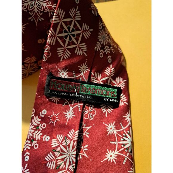 Holiday Traditions Silk Christmas Mens Necktie Red Green White Silver Snowflake - Picture 3 of 4
